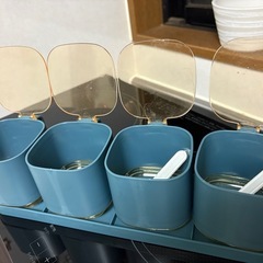 	美品 調味料ポット4個セット ブルー 透明蓋 スプーン、トレイ付き　キッチン便利の画像