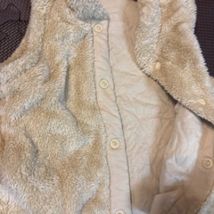 ベージュ　ベストの画像