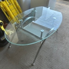 ガラスローテーブルの画像