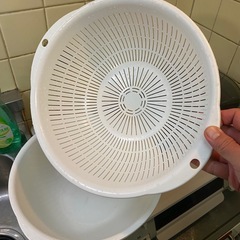 フライパン、野菜用の水切りかご、ハンガーの画像