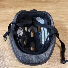 幼児用ヘルメット　49-54cm あまり使っていませんが数年前の物です　ワンタッチバックル　これから自転車を練習されるお子様に！の画像