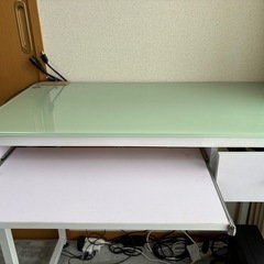 ガラス天板パソコンデスク　引出し付きの画像