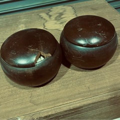 木製の足付き囲碁盤と碁石のセット
の画像