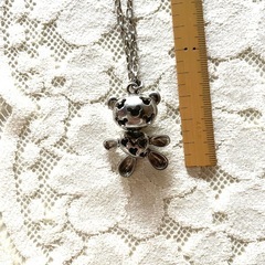 クマのトップのネックレスの画像