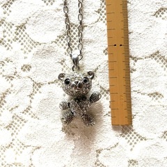 クマのトップのネックレスの画像