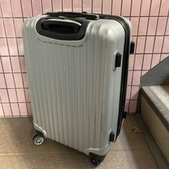 超軽量⭕️大型スーツケース70.45.30センチシルバーの画像