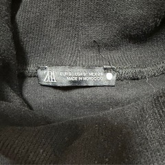 ZARA 黒 ハイネック ショート丈トップス 長袖 シンプルの画像