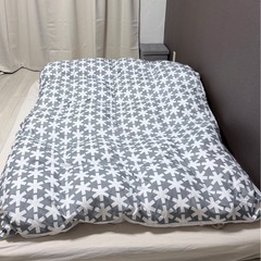 【無料】パソコンデスク・チェア＋折りたたみダブルマットレス・羽毛布団の画像