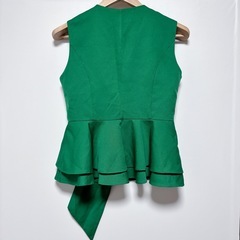 緑色ノースリーブペプラムトップスの画像