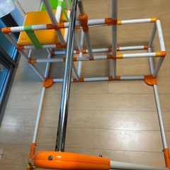 子供用ジャングルジムと鉄棒
の画像