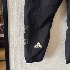 adidasライン入りナイロンパンツの画像