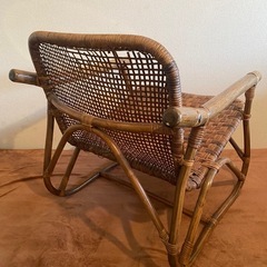 籐で出来た椅子　の画像