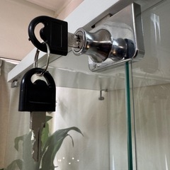 鍵付き🗝️大型4面ガラスショーケース　４層ワイドタイプのコレクションケースの画像