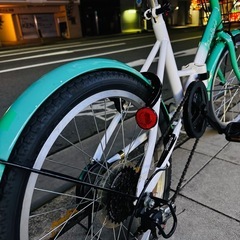 折りたたみ自転車。美品。6段変速付き。新品充電式ライトプレゼントします。防犯登録も込みの価格ですの画像