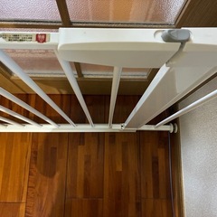 【お取引き決定】ベビーフェンス⭐️ベビーゲート⭐️育児用品⭐️ベビー用品⭐️出産準備品⭐️両開きドア⭐️家具の画像