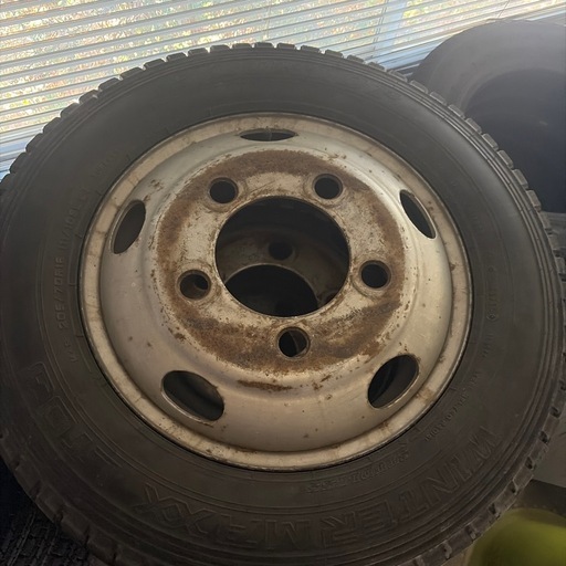 2トンダンプ　　　ホイール付タイヤ
