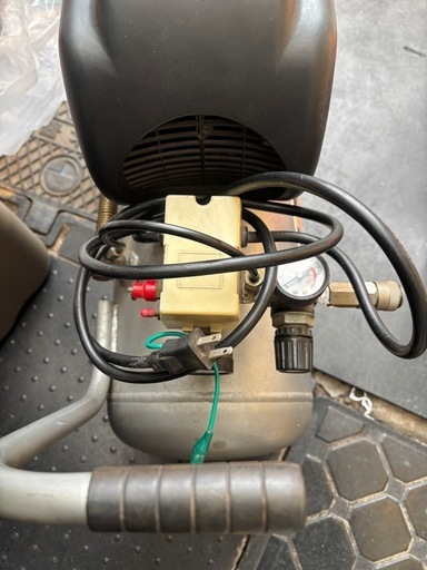 100v   中古コンプレッサー　
1.5馬力