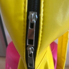 星型イエローリュックバッグの画像