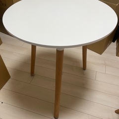 丸テーブルと椅子　【無料】の画像