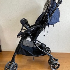 コンビ ベビーカー(雨よけカバー付き)の画像