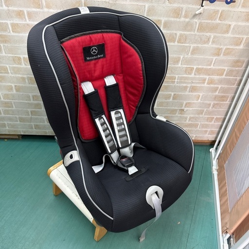 ベンツ　ジュニアシート　isofix ブラック＆レッド　チャイルドシート