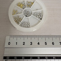 レジン封入パーツ　花、ビーズ、ラメの画像