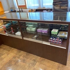 【店舗用ガラスショーケース】大型・高級感あり・引き出し付きの画像