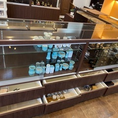 【店舗用ガラスショーケース】大型・高級感あり・引き出し付きの画像