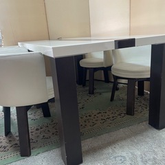 【値下げ‼️】モダンダイニングセット（テーブル＋回転する椅子4脚）白×黒 スタイリッシュなデザイン　椅子は汚れありの画像