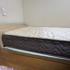 【無料で譲ります】ベッドフレーム&マットレスの画像