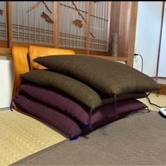 座布団4枚（わたや森）、座椅子2脚の画像