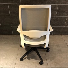 イトーキ WAチェア ホワイト×グレー オフィスチェア [大型背もたれ・ハイバック/腰部サポート軽減/通気性メッシュ素材/快適な座り心地・成形ウレタンシート/背もたれと座面のロック機能/360度回転]の画像