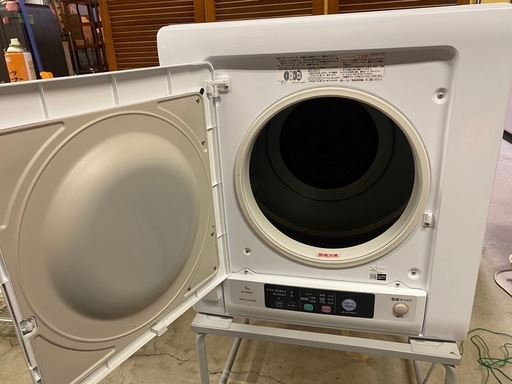 ※ 除湿形電気衣類乾燥機　HITACHI 日立　5kg DE-N50WV 2021年製　スタンド付き　動作確認済み