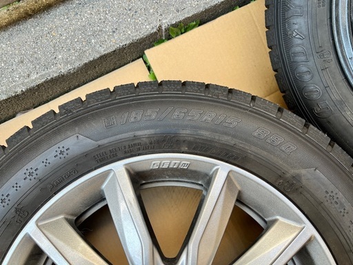 スタッドレス185/65R15 ノート フリード シエンタ等 4本 アルミホイール付き 4穴　溝あり  値下げ