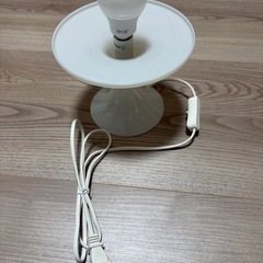 テーブルランプと電球数個の画像