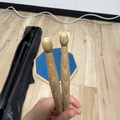 ドラム 練習 パッドとドラムスティックの画像