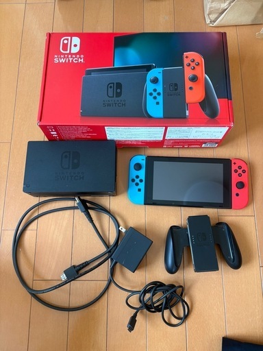 取引中　Nintendo Switch 本体 赤/青 Joy-Con 付属
