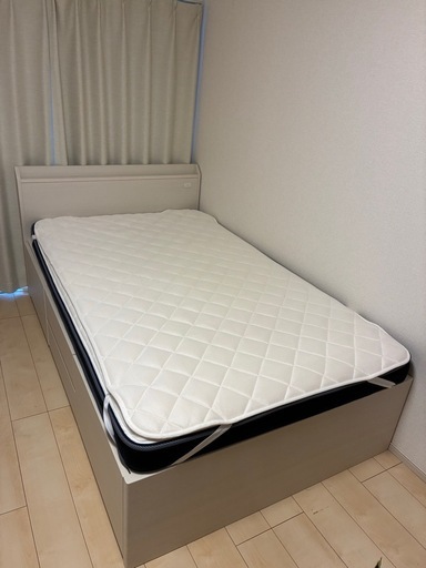セミダブルベッド、マットレス付き
