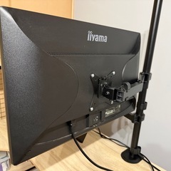 モニターアームとモニター(ノートPC用＋モニター用)の画像