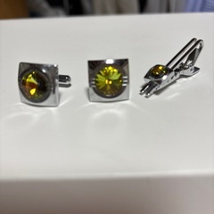 ネクタイピンとカフスの画像