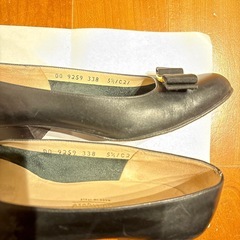 フェラガモ　ヴァラ　パンプスの画像