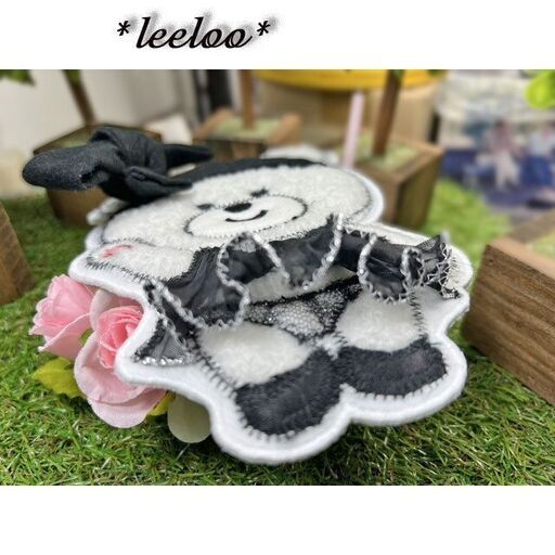 【くま刺繍ワッペン】プリーツスカートの大人くま｜モノトーンデザイン｜立体アップリケワッペン（約15.5cm・一点物）