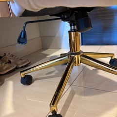 ピンク✖️ゴールド椅子の画像