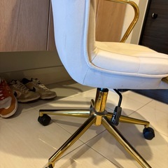 ピンク✖️ゴールド椅子の画像