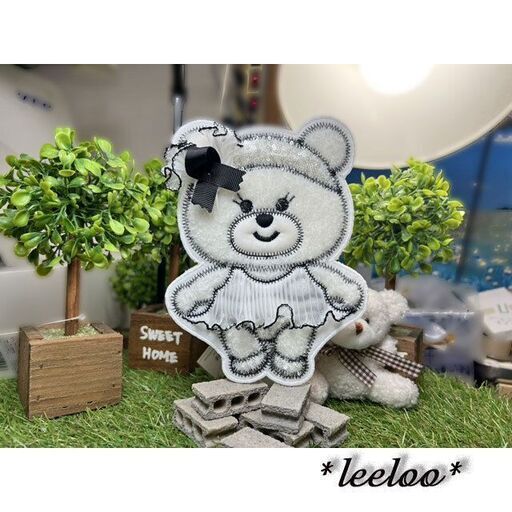 【くま刺繍ワッペン】プリーツワンピースのくまさん｜モノトーン×スパンコール｜アップリケワッペン