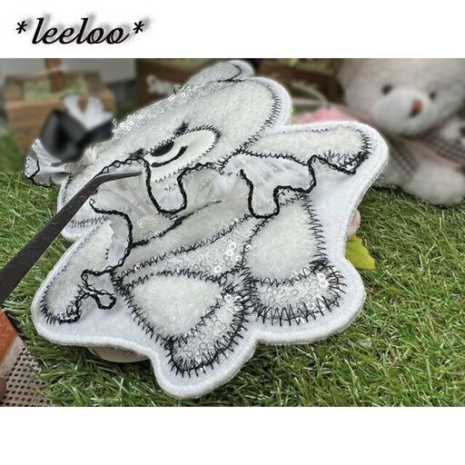 【くま刺繍ワッペン】プリーツワンピースのくまさん｜モノトーン×スパンコール｜アップリケワッペン