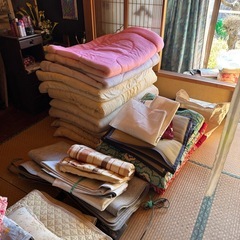 布団、座布団、毛布、クッション類たくさん の画像