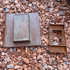 いつかの時代のモチーフが描かれた灰皿の画像