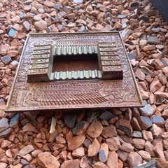 いつかの時代のモチーフが描かれた灰皿の画像