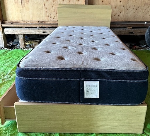 シングルベッド（マットレスと電源コンセント付きの引き出し）(97cm* 200cm)